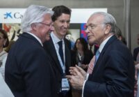 El presidente de la Fundación Bancaria la Caixa, Isidro Fainé, con un becario de la Caixa Isidro Fainé La Caixa