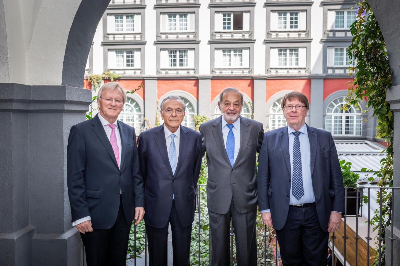 De izquierda a derecha., Heinrich Haasis, presidente de honor del WSBI; Isidro Fainé, presidente del WSBI y de la Fundación Bancaria “la Caixa”, el empresario Carlos Slim, y Chris De Noose, director general ejecutivo del WSBI