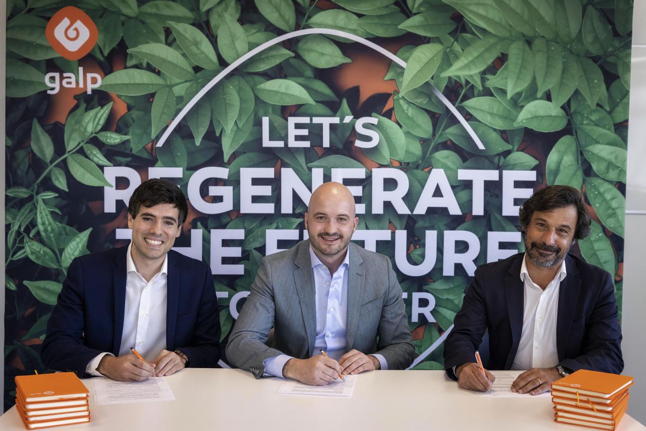 Alfonso Ortal, CEO de Galp Solar, Fermín Albaladejo, presidente de CEAJE y André Cardoso, Director de B2B en Galp df