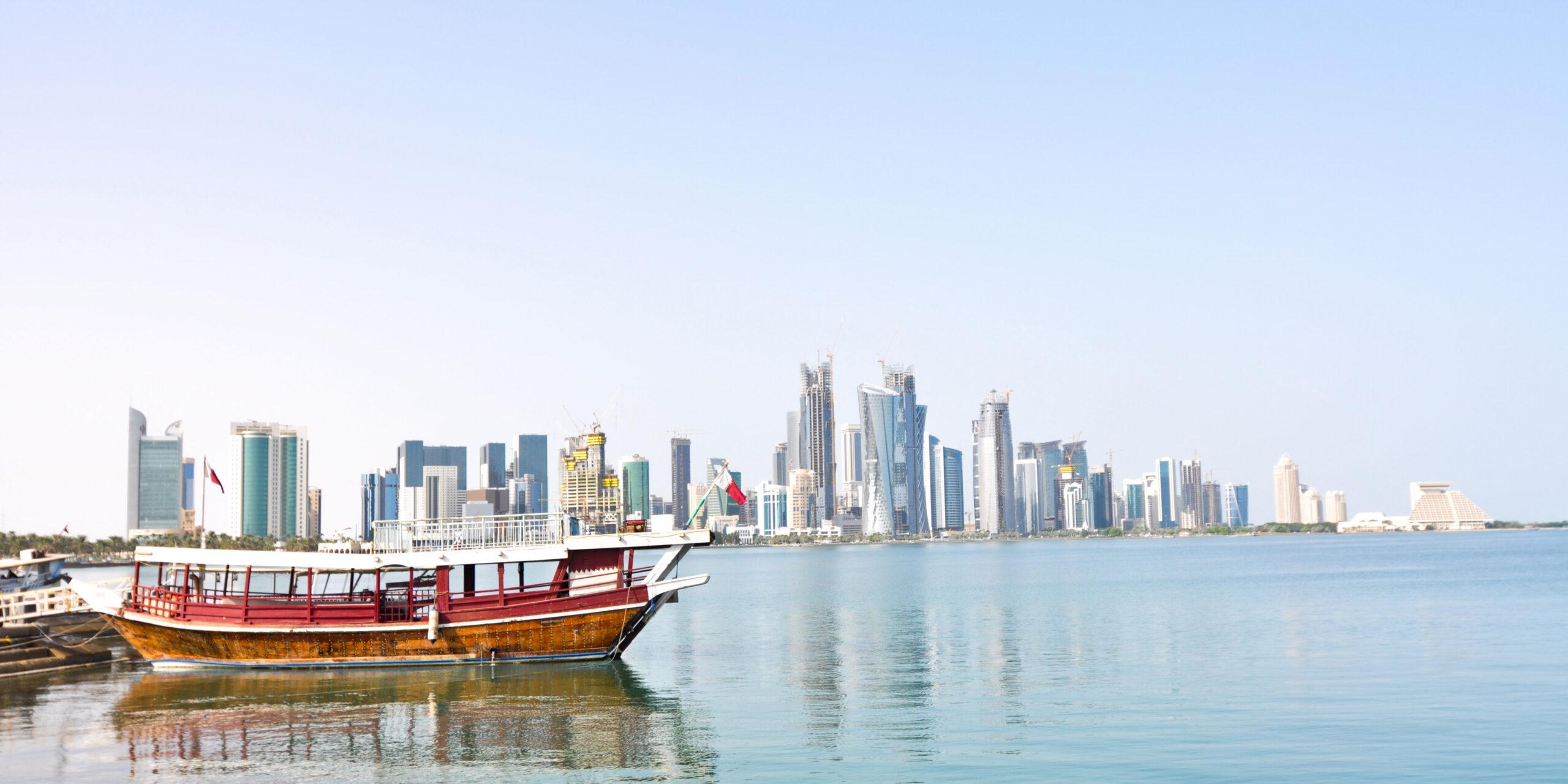 doha-qatar-bahia-playa-edificio-ciudad-mar-barco